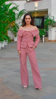 Manushi Chhillar feet photo thumbnail