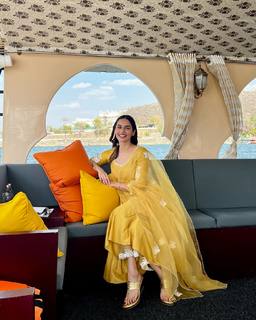 Manushi Chhillar feet photo thumbnail