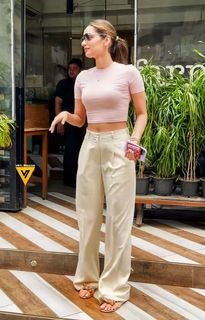 Manushi Chhillar feet photo thumbnail