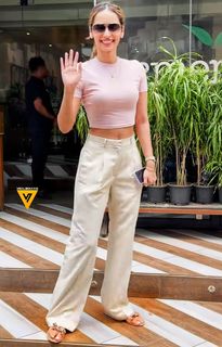 Manushi Chhillar feet photo thumbnail