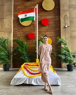 Manushi Chhillar feet photo thumbnail