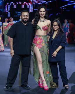 Manushi Chhillar feet photo thumbnail