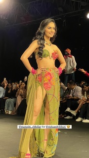 Manushi Chhillar feet photo thumbnail