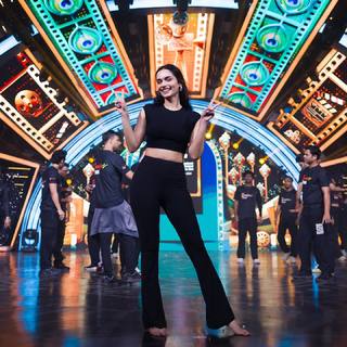 Manushi Chhillar feet photo thumbnail