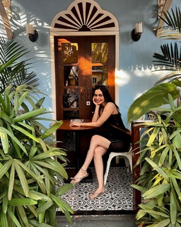 Manushi Chhillar feet photo thumbnail