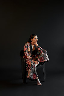 Manushi Chhillar feet photo thumbnail