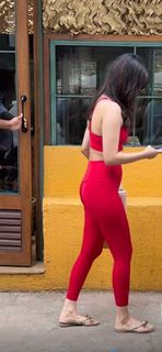 Manushi Chhillar feet photo thumbnail