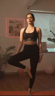 Manushi Chhillar feet photo thumbnail