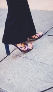 Mar Saura feet photo thumbnail