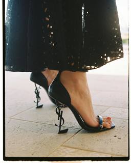 Mar Saura feet photo thumbnail