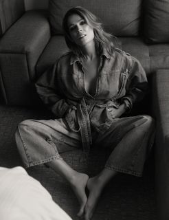 Mar Saura feet photo thumbnail