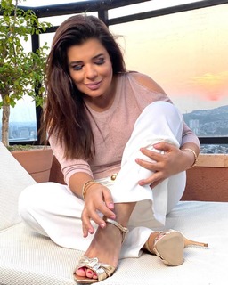Mara Maravilha feet photo 17