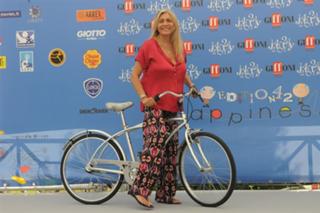 Mara Venier feet photo thumbnail