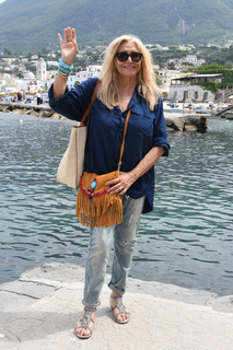 Mara Venier feet photo thumbnail