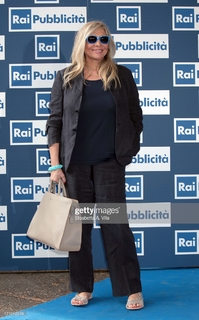 Mara Venier feet photo thumbnail