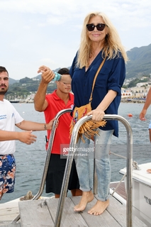 Mara Venier feet photo thumbnail