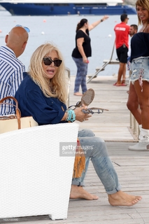 Mara Venier feet photo thumbnail