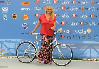 Mara Venier feet photo thumbnail