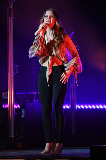 Maren Morris feet photo thumbnail