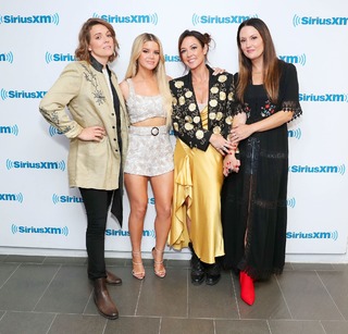 Maren Morris feet photo thumbnail