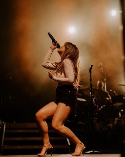 Maren Morris feet photo thumbnail