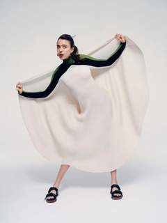 Margaret Qualley feet photo thumbnail