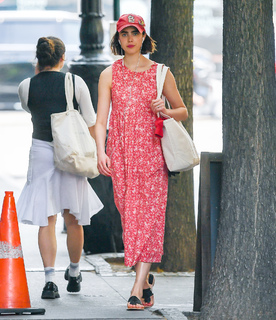 Margaret Qualley feet photo thumbnail