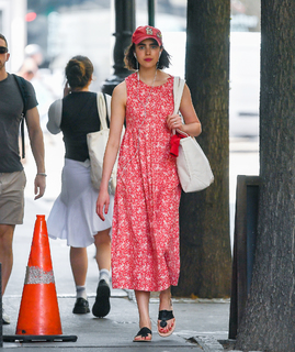 Margaret Qualley feet photo thumbnail