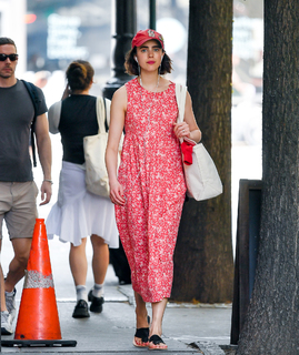 Margaret Qualley feet photo thumbnail