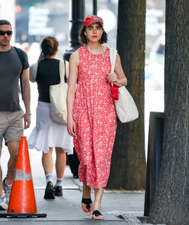 Margaret Qualley feet photo thumbnail
