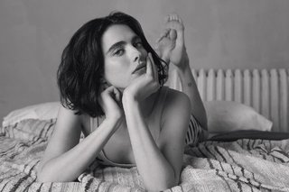 Margaret Qualley feet photo thumbnail