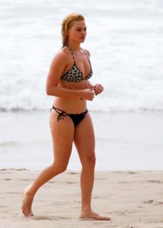 Margot Robbie feet photo thumbnail