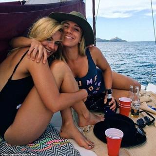Margot Robbie feet photo thumbnail