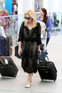 Margot Robbie feet photo thumbnail