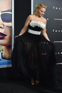 Margot Robbie feet photo thumbnail