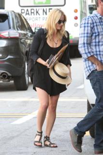 Margot Robbie feet photo thumbnail
