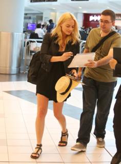 Margot Robbie feet photo thumbnail