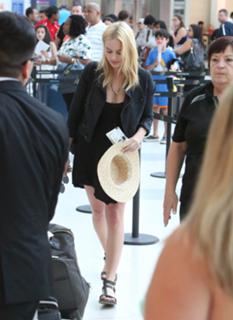 Margot Robbie feet photo thumbnail