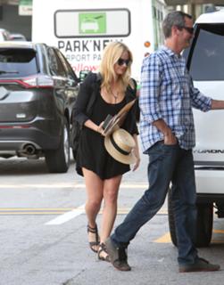 Margot Robbie feet photo thumbnail