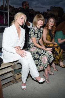 Margot Robbie feet photo thumbnail
