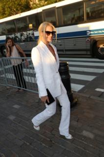 Margot Robbie feet photo thumbnail