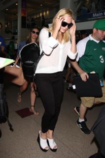 Margot Robbie feet photo thumbnail