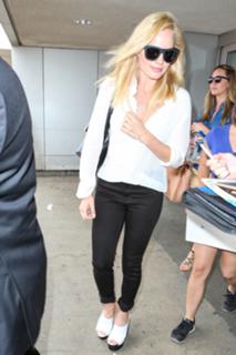Margot Robbie feet photo thumbnail