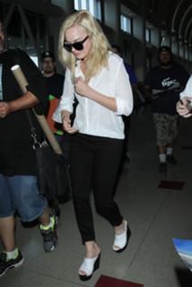 Margot Robbie feet photo thumbnail