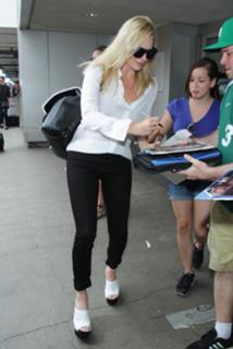 Margot Robbie feet photo thumbnail