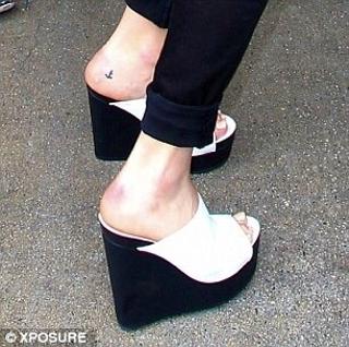Margot Robbie feet photo thumbnail