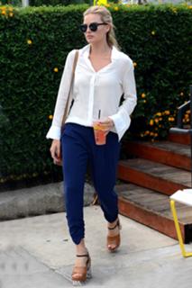 Margot Robbie feet photo thumbnail