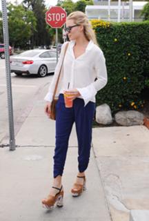 Margot Robbie feet photo thumbnail