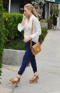 Margot Robbie feet photo thumbnail