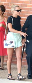 Margot Robbie feet photo thumbnail